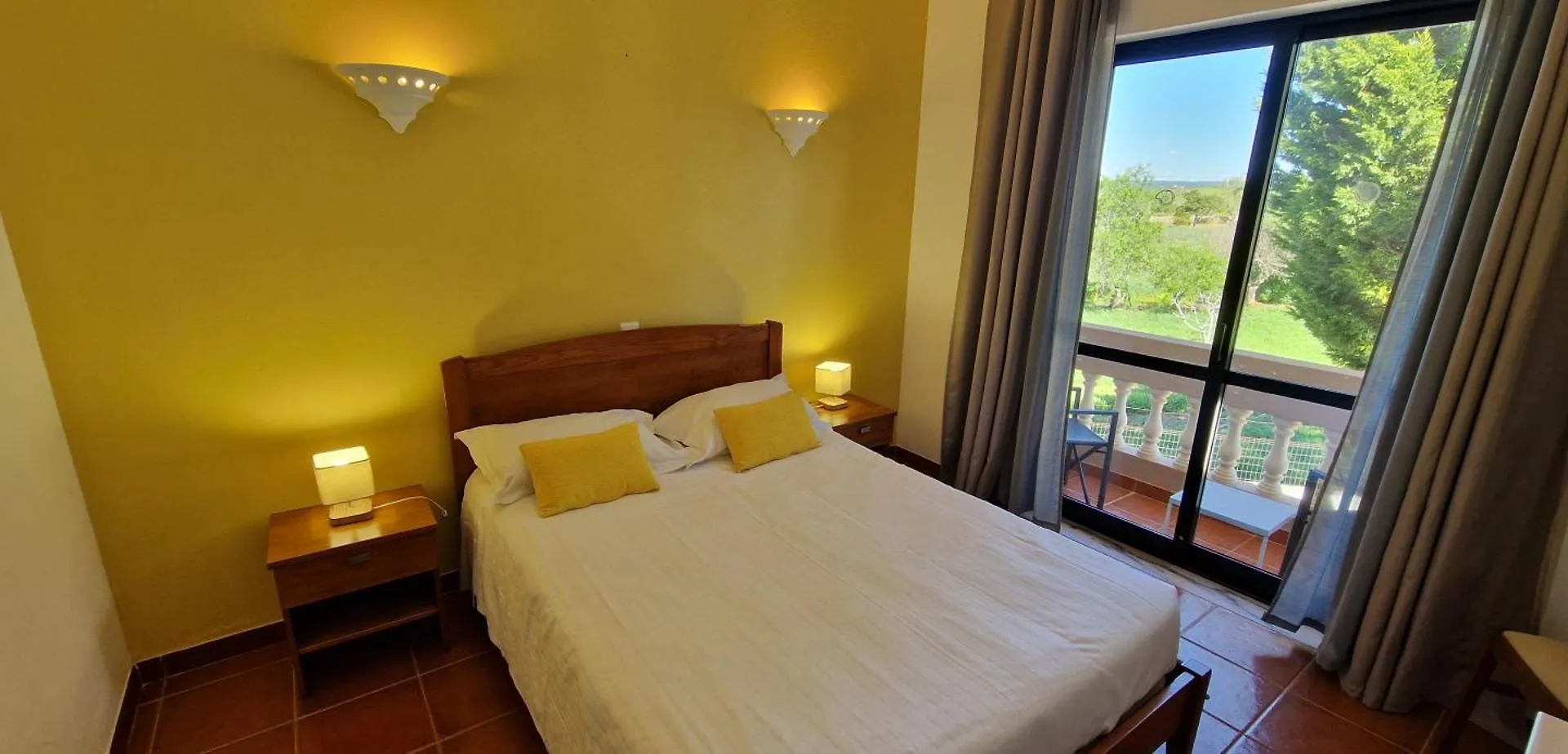 Casa Rosa Montes Hotel Luz Portugal